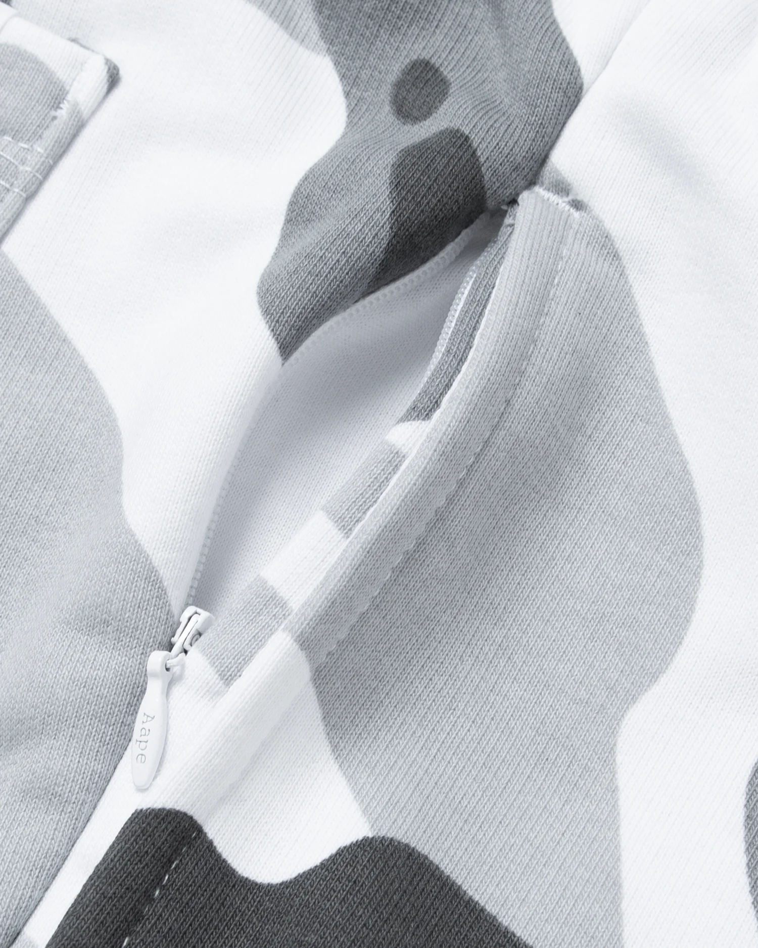 Moonface camo sweat shorts - Image 9